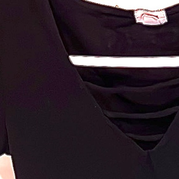 🟪GARAGE black v neck t- shirt with black straps across the chest - Picture 2 of 2